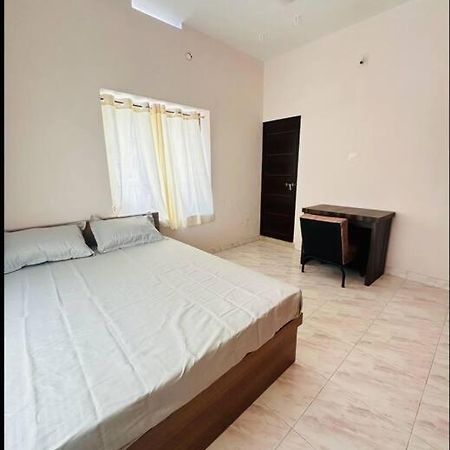 Home At Guruvayur 2 Ac Room,1 Single Bed,Kitchen 外观 照片