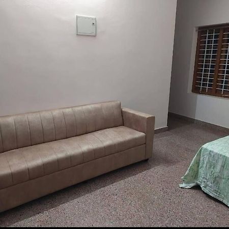 Home At Guruvayur 2 Ac Room,1 Single Bed,Kitchen 外观 照片