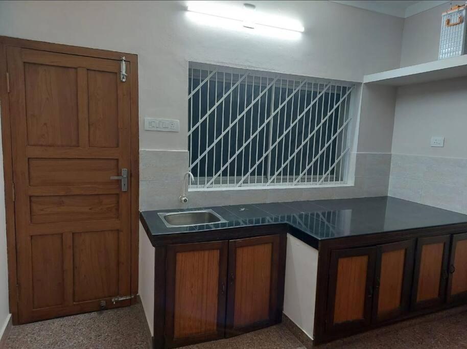 Home At Guruvayur 2 Ac Room,1 Single Bed,Kitchen 外观 照片