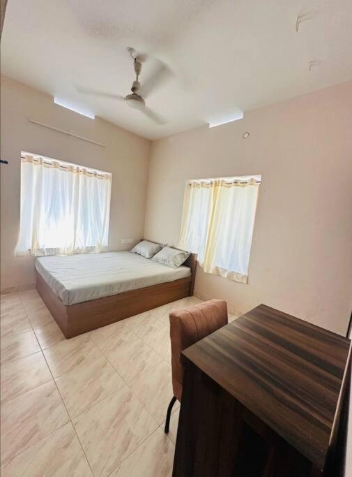 Home At Guruvayur 2 Ac Room,1 Single Bed,Kitchen 外观 照片