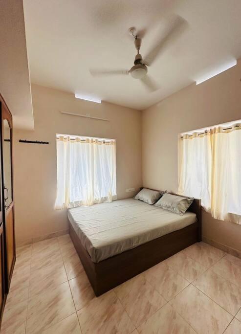 Home At Guruvayur 2 Ac Room,1 Single Bed,Kitchen 外观 照片